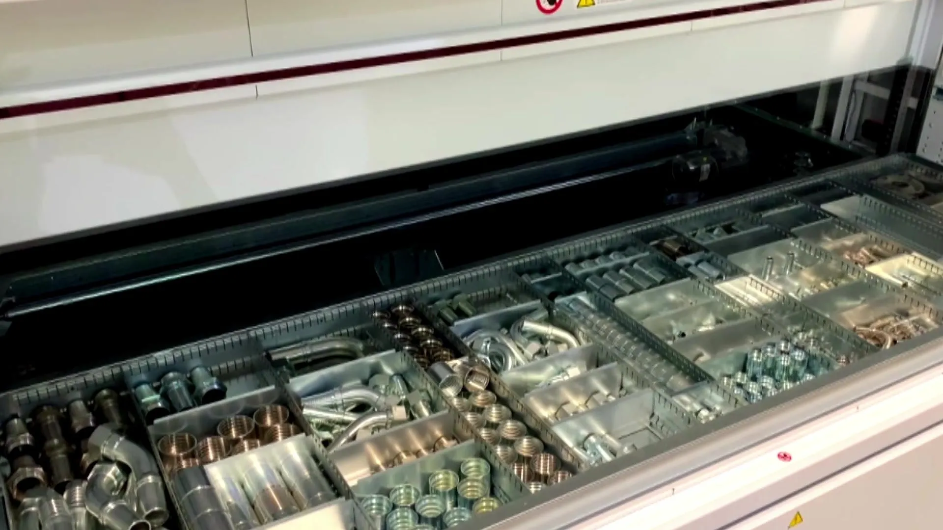 Bandeja del almacén vertical robotizado con racores y casquillos