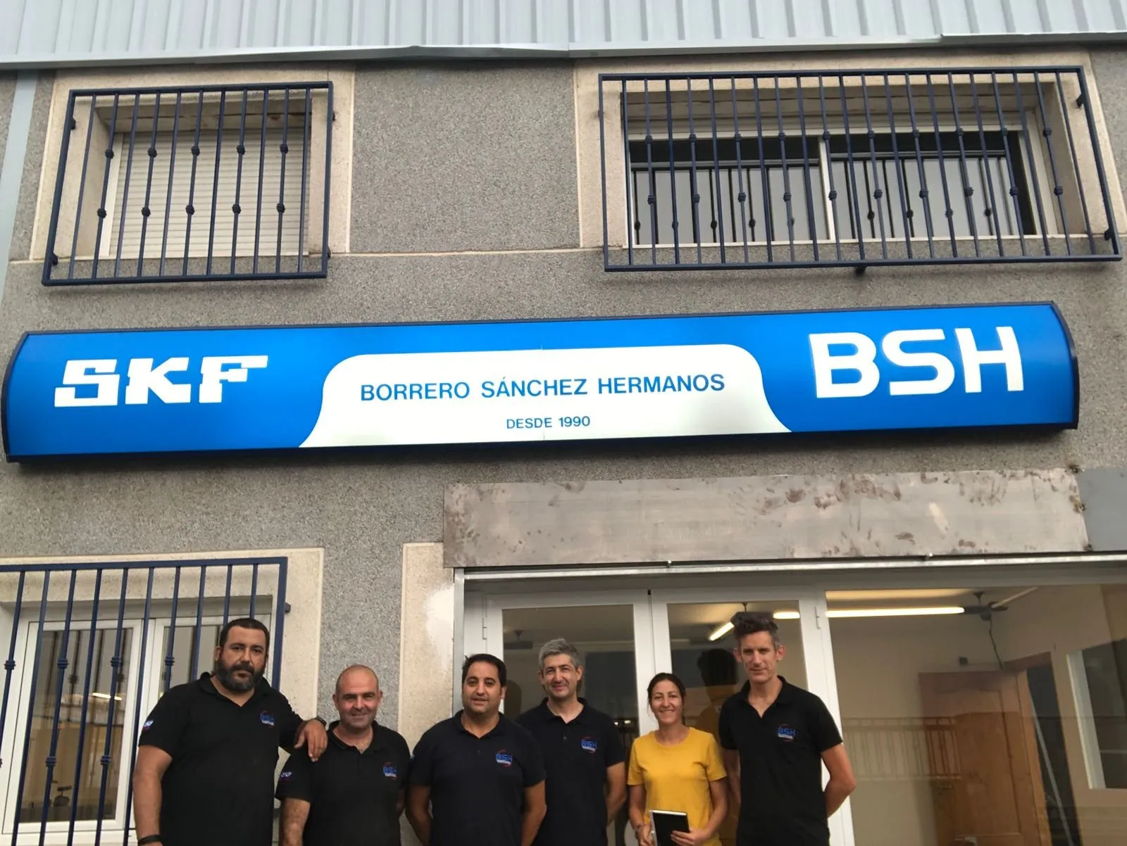 Equipo de BSH ante la tienda de Granada