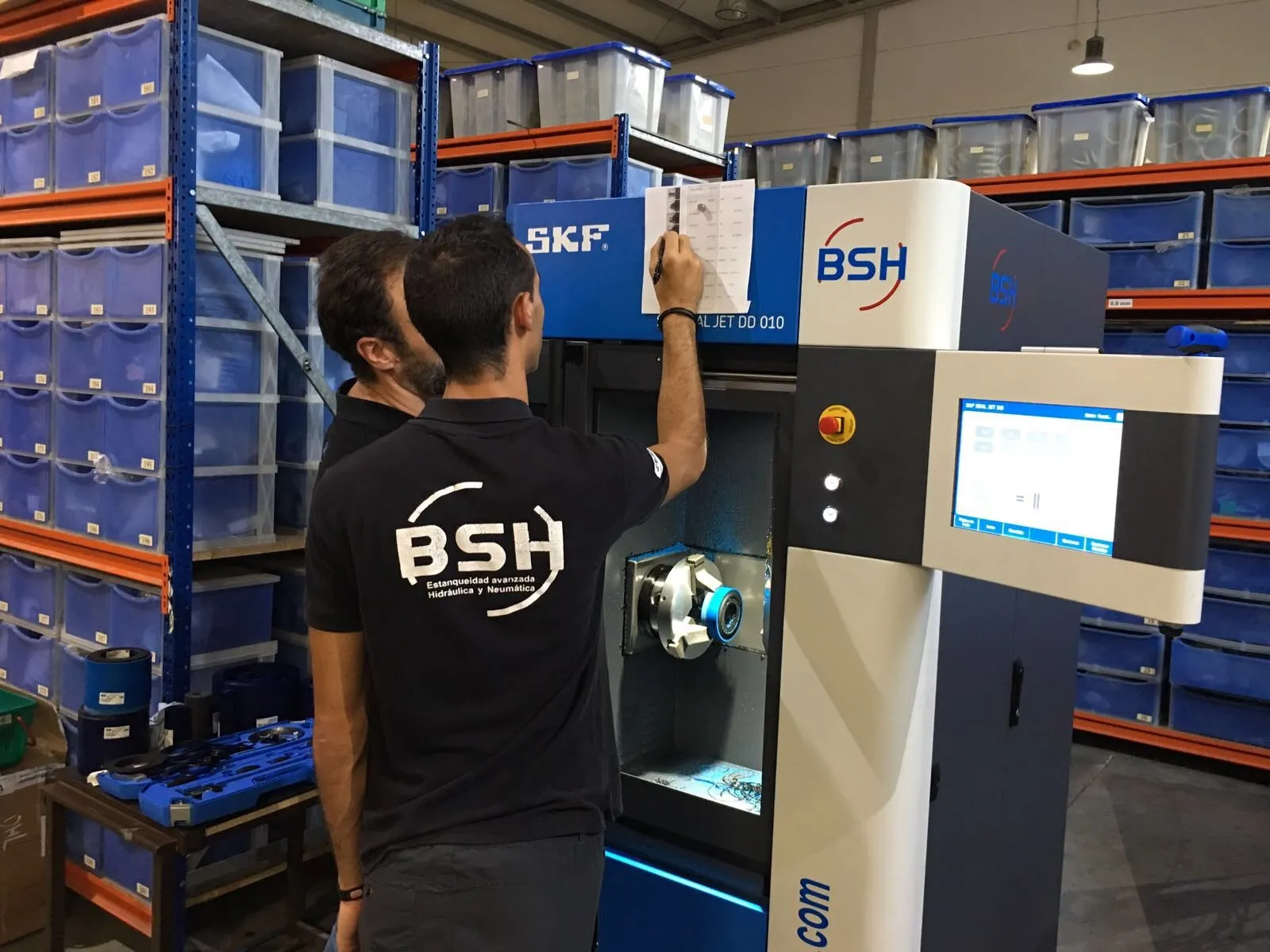 Técnicos de BSH programando el sistema SKF SEAL JET en el almacén
