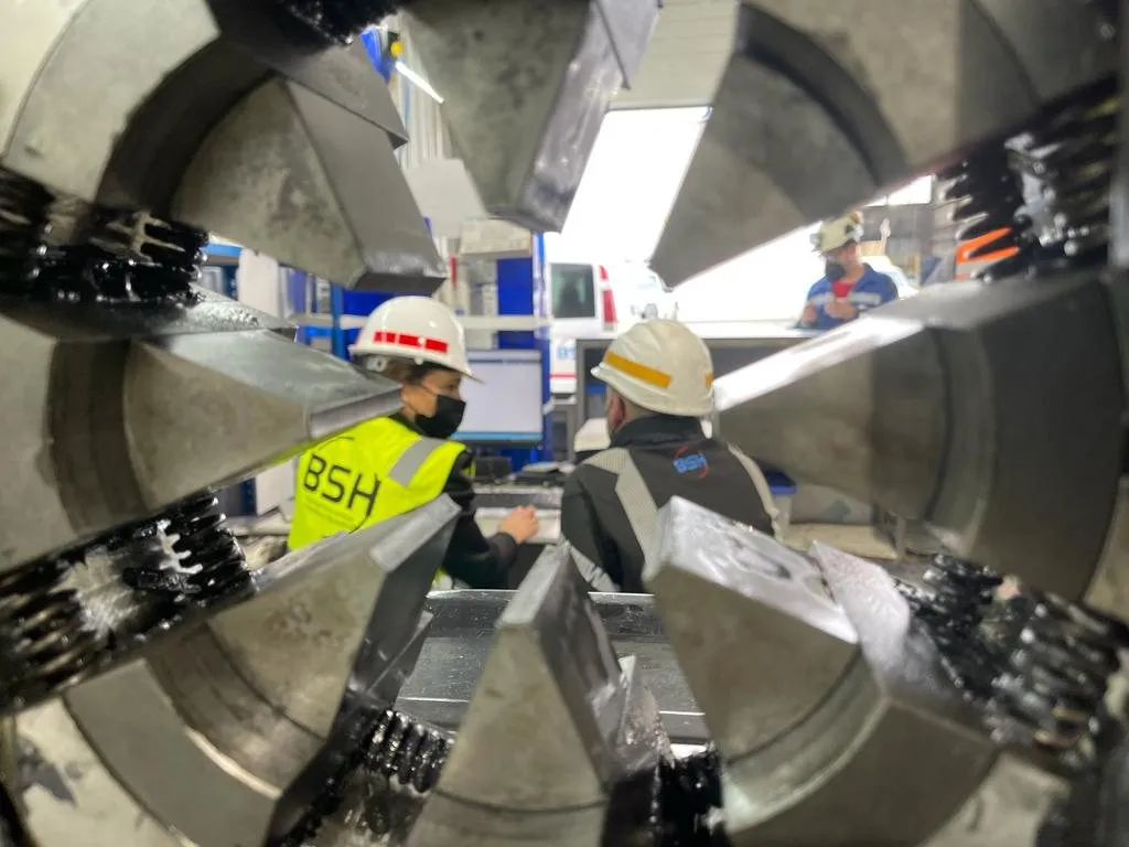 Instalación de tuberías hidráulicas en una galería minera