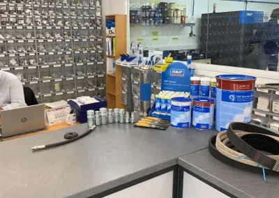 Mostrador de atención con lubricantes y correas