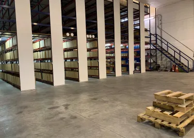 Almacén con estanterías de gran altura