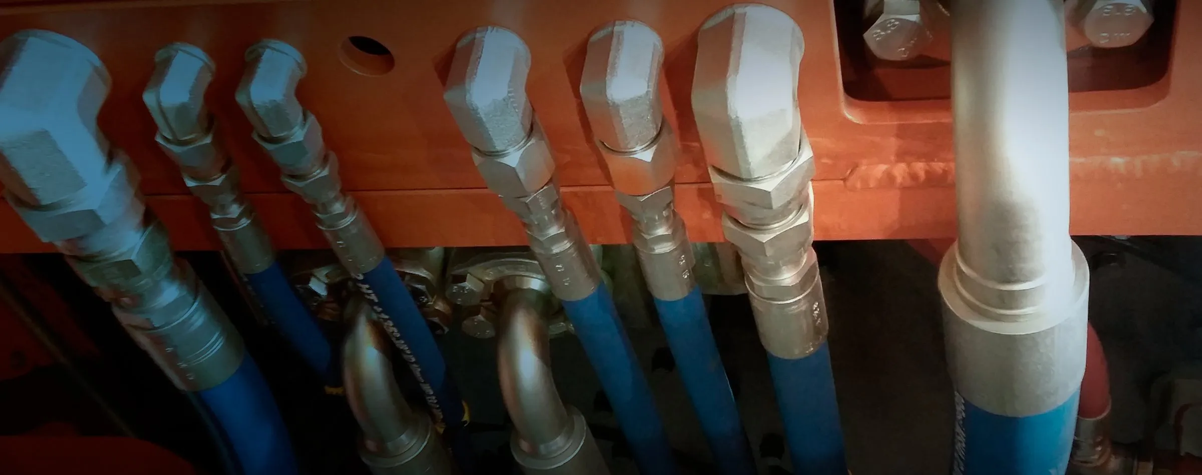 Mangueras industriales con racores montadas en maquinaria