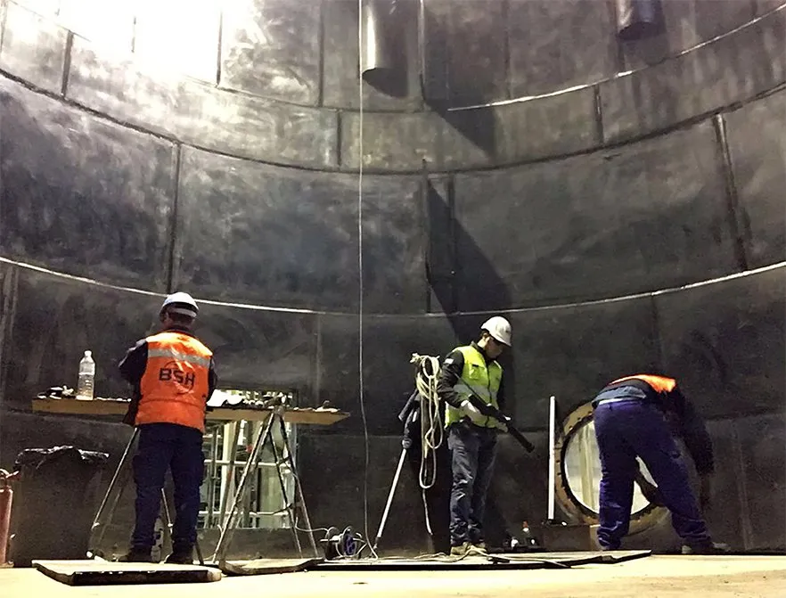 Técnicos de BSH trabajando en el interior de un depósito industrial