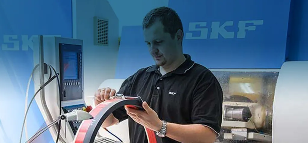 Técnico revisando una junta fabricada con el sistema de producción SKF