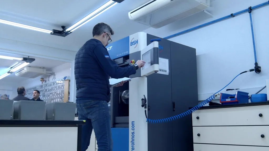 Técnico de BSH junto al sistema de producción SKF SEAL JET